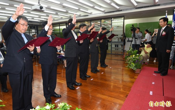 教育部長潘文忠(右)主持國立大學卸新任校長聯合交接典禮,新任校長在交接後一同宣誓。(記者張嘉明攝)