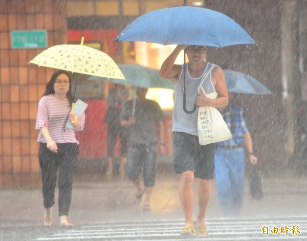 今天東北風增強，中央氣象局稍早針對北北基、宜花5縣市發布大雨特報。（資料照，記者王藝菘攝）