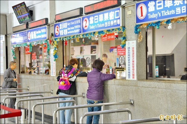 台鐵東部幹線車票一票難求，有3家旅行社業者涉嫌以各類違法訂票行為搶票。（記者王峻祺攝）