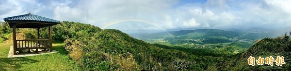 一場雨過後，陽光從雲層中探出頭來，也為四林格山的天空落下了一道美麗的彩虹。（記者許麗娟攝）