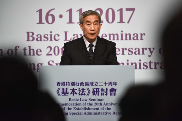 中國人大法律委員會副主任、香港基本法委員會主任李飛,今(16)日在香港演講時,強調北京中央的角色。(法新社) 中國人大法律委員會副主任、香港基本法委員會主任李飛,今(16)日在香港演講時,強調北京中央的角色。(法新社)