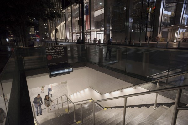 位在紐約世貿雙塔附近的科特蘭街車站(Cortlandt Street)在911事件中受到嚴重破壞而關閉,事隔近17年後,這座車站在週六(8日)終於重新開放。(美聯社)