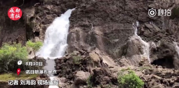諾日朗瀑布美景一夕消失。(圖擷取自成都商報微博影片)