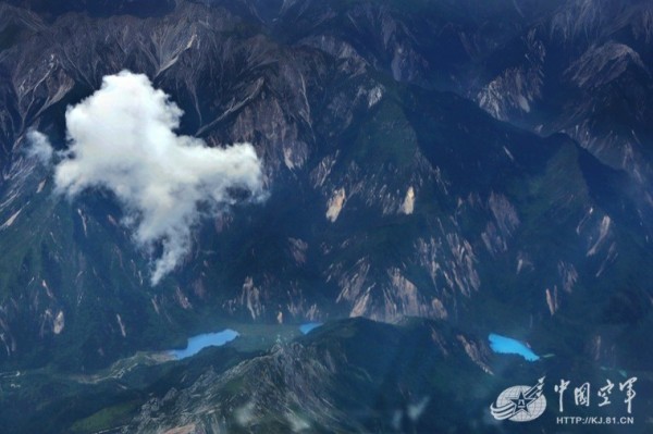 中國空軍發布九寨溝強震後山川照片。(圖擷取自中國空軍網)