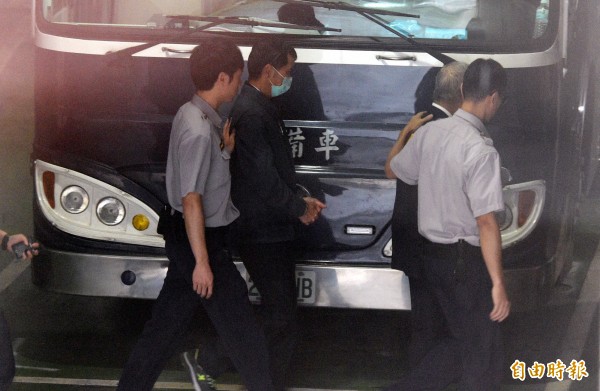 檢調偵辦永豐金控違法超貸案,聲押永豐金董事長何壽川等3人,北院18日裁定何壽川(右二白頭髮)與永豐餘土地開發部經理張金榜(左二)羈押禁見,隨即上囚車送往台北看守所。(資料照,記者張嘉明攝)