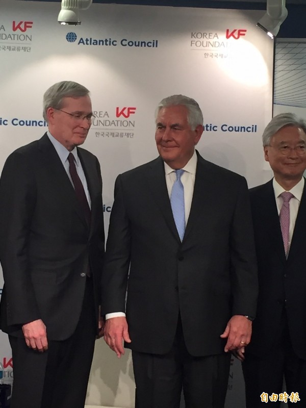 美國國務卿提勒森（中）今天表示，華府願意不預設條件開始和北韓對話。（記者曹郁芬攝）