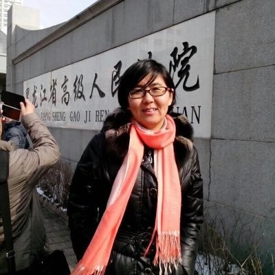 《環球時報》社評不滿孟晚舟遭到拘留時被上手銬、腳鐐，怒批加拿大當局「粗暴且有辱人格的對待」。對此，中國維權律師王宇（見圖）於Twitter上砲轟說，自己在「709大抓捕」時甚至5天5夜不能睡覺，兒子沒有犯法也被戴手銬腳鐐，「這又算什麼！」。（圖擷取自王宇律師Twitter）