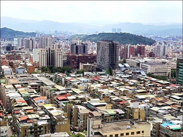 內政部表示,重建標準放寬,只要耐震危險總分超過45分就能重建,並溯及既往,目前全台灣耐震危險總分介於45分到60分的老屋總件數為3037件(棟)。(資料照)