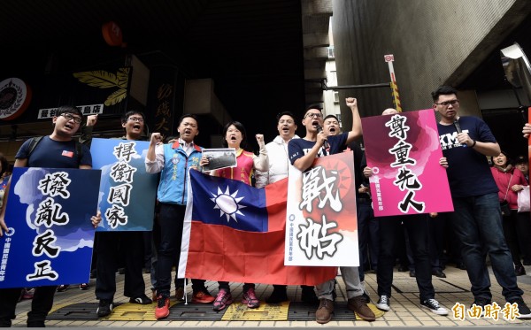 自由台灣黨成員日前至慈湖陵寢向蔣介石靈柩潑漆，國民黨青年部今天至自由台灣黨黨部外下戰帖，要求潑漆者出來面對。（記者羅沛德攝）