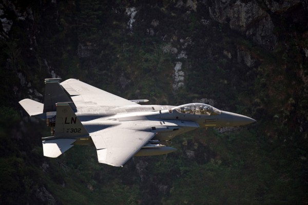 美国空军传出将向波音公司采购新型战机「F-15X」,F-15X可以挂载22枚空对空飞弹,宛如「飞行武器库」。图为F-15战机。(法新社)