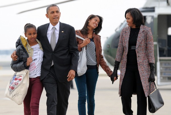 美国前总统欧巴马(左二)的妻子蜜雪儿(Michelle Obama,右一),在回忆录自爆两个女儿全都是人工授精而来的。(法新社)