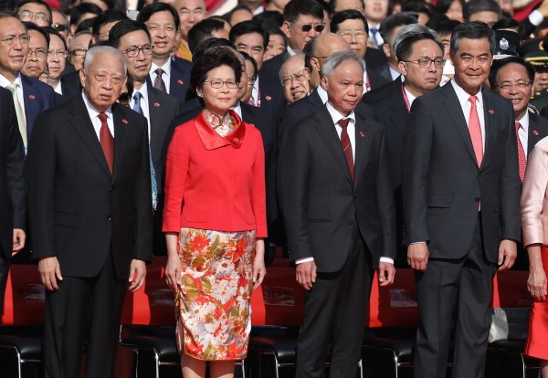 從左至右，全國政協副主席董建華、新任特首林鄭月娥夫婦、前特首梁振英等人出席升旗典禮。（法新社）