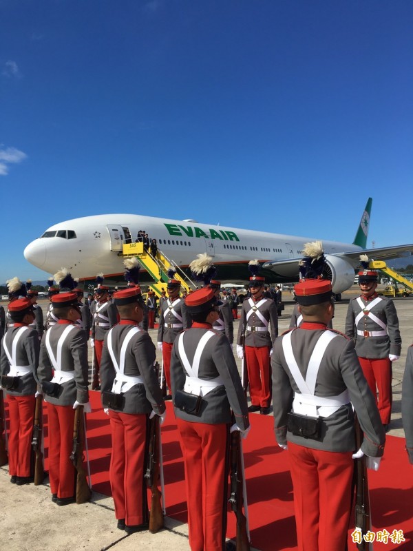蔡英文總統專機抵達瓜地馬拉,瓜國派出外長摩拉雷斯接機。(記者蘇永耀攝)