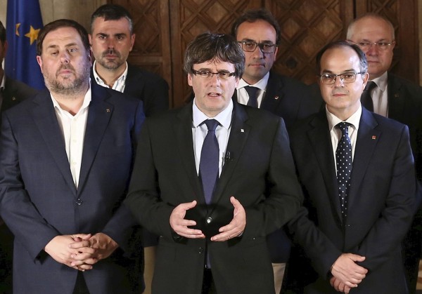 加泰隆尼亞自治區主席普伊格蒙特（Carles Puigdemont）已經透過電視演說宣布，加泰隆尼亞已「取得成為獨立國家的權利」。（歐新社）