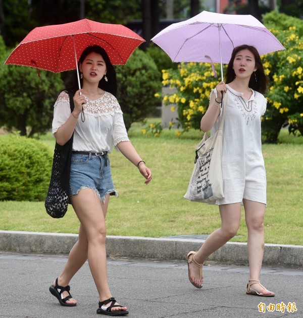 中央氣象局指出,今天(18日)各地大多為多雲到晴,午後在山區和西半部近山區的平地可能有局部短暫雷陣雨。(資料照,記者簡榮豐攝)