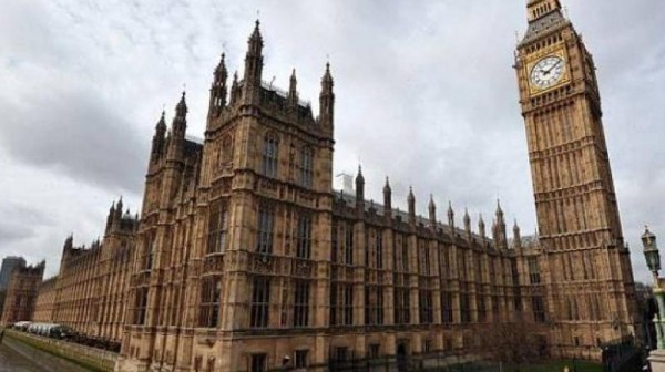 英國國會大廈內出現「可疑包裹」,倫敦派出大批警力調查。警方表示,稍晚會再對外界說明情況。(資料照,法新社)