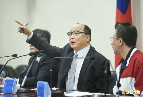 胡志強強調要求政府立刻解散黨產會，顧立雄辭去現職。（記者方賓照攝）