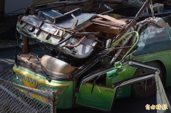 遊覽車完整殘骸14日曝光,駕駛座、車頭因撞擊力道過強扭曲毀損。(記者黃耀徵攝)
