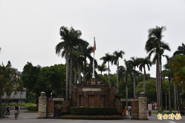 台大法律系的教授與校友發起連署,呼籲重建正當程序,應重啟校長遴選。圖為台大校門。(資料照)