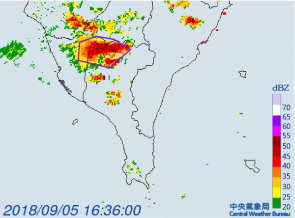 氣象局於下午4點40分針對高雄、屏東發布大雷雨即時訊息，持續時間至5點45分止。（圖擷取自氣象局網站）