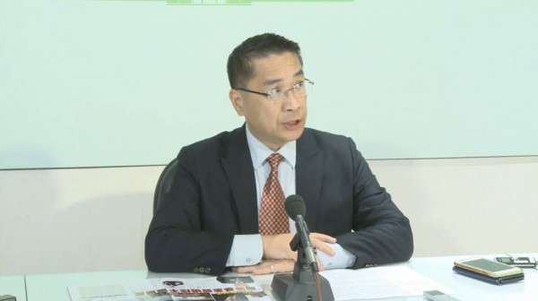 葉金川表示因行政院政治壓力壓迫,辭去血液基金會董事長一職。徐國勇稍早反駁葉金川的說法,強調:「行政院從來沒有打壓過你,不要有被害妄想症。」(圖擷取自行政院開麥啦YouTube直播)