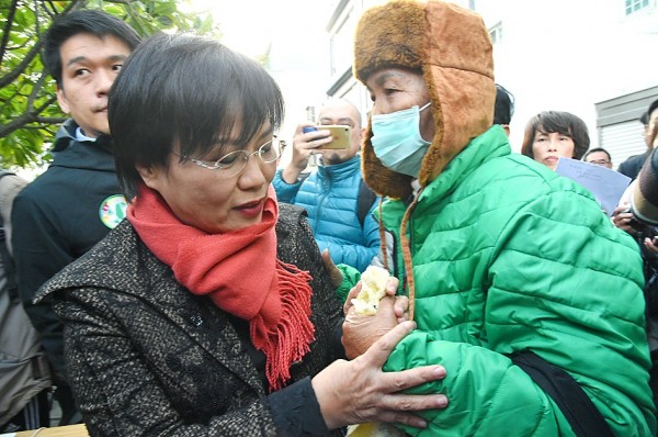 Democratic Progressive Party Legislator Liu Shih-fang, left, is pictured with supporters at a news conference in Kaohsiung yesterday at which she announced her withdrawal from the primary for the party’s nominee for Kaohsiung mayor.
Photo: Chang Chung-yi, Taipei Times
Democratic Progressive Party Legislator Liu Shih-fang, left, is pictured with supporters at a news conference in Kaohsiung yesterday at which she announced her withdrawal from the primary for the party’s nominee for Kaohsiung mayor.
Photo: Chang Chung-yi, Taipei Times