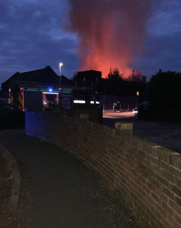 英國倫敦郊區羅丁小學(Roding Primary School)陷入火海,當局緊急派出80名消防員灌救。(圖擷自@ 67JRDE推特)