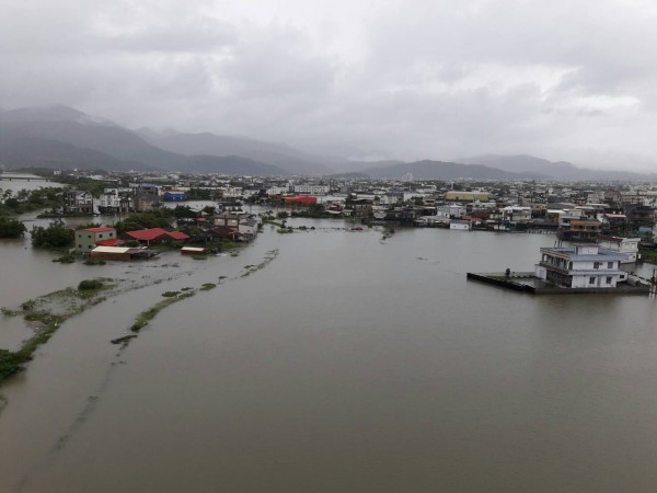 冬山鄉武淵村一帶，昨天大雨後成為水鄉澤國。（記者江志雄翻攝）