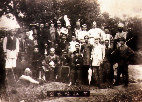 一張攝於1914年的古老照片顯示，當年的仕紳階級也喜歡角色扮演，其中還包含前副總統連戰的祖父連橫（前排右四），他更男扮女裝成貴婦人家。（中央社）