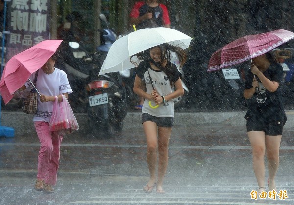 隨著鋒面通過,今(21日)晚至明(22日)晨全台易有雷雨發生,白天過後雨勢就會趨緩,不過行車用路還是要注意安全。(資料照,記者王藝菘攝)