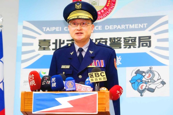 Taipei City Police Commander Chiang Tsu-pei speaks at a news conference yesterday in Taipei in response to criticism of the police from Council of Hakka Affairs Minister Lee Yung-te.
Photo: CNA
Taipei City Police Commander Chiang Tsu-pei speaks at a news conference yesterday in Taipei in response to criticism of the police from Council of Hakka Affairs Minister Lee Yung-te.
Photo: CNA