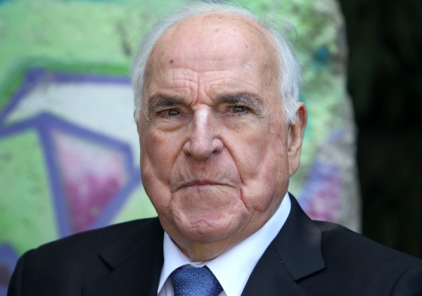德國前總理柯爾（Helmut Kohl）被譽為德國統一之父與歐洲統合功臣，但晚年捲入非法政治獻金風波，過世時87歲。（法新社）