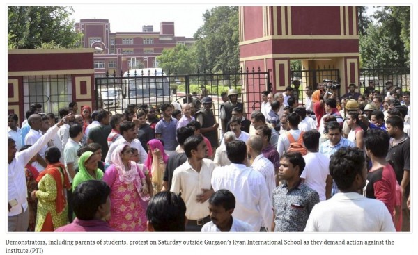 印度校園發生男童割喉慘案，校門口聚集許多不滿抗議民眾。（圖擷取自印度斯坦時報）