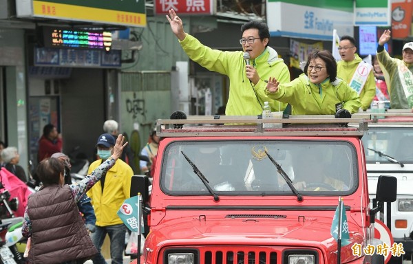 民進黨台北市長候選人姚文智（左）由立委蘇治芬（右）陪同，以車隊在文山地區掃街拜票。（記者廖振輝攝）