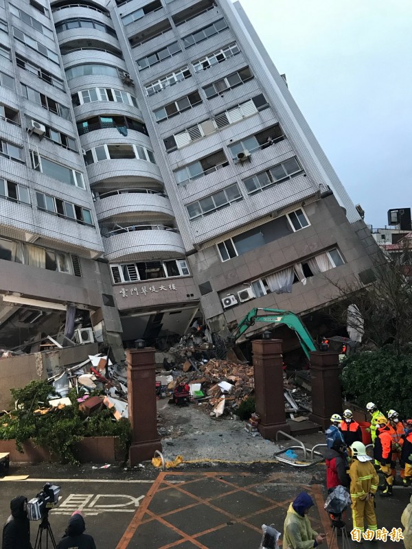 8日清晨5時許,搜救人員在雲門翠堤瓦礫堆深處發現旅店員工江振昌遺體。(記者林欣漢攝)