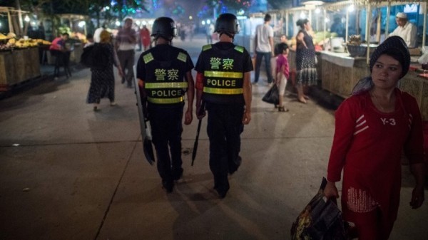 中国当局在新疆广设再教育营,图为巡逻中的中国警察。(法新社)