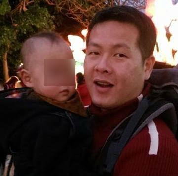 林明威與妻兒搭上復興死亡班機,落水生死一瞬間,發揮強大父愛,未受過任何CPR專業訓練的他,對一歲三個月大的兒子施救CPR,奮力救兒。(圖擷取林明威臉書)
