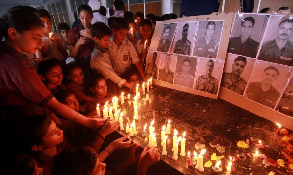 印度陸軍軍營今年9月被巴基斯坦攻擊，造成17名士兵死亡，印度民眾哀悼。（歐新社）