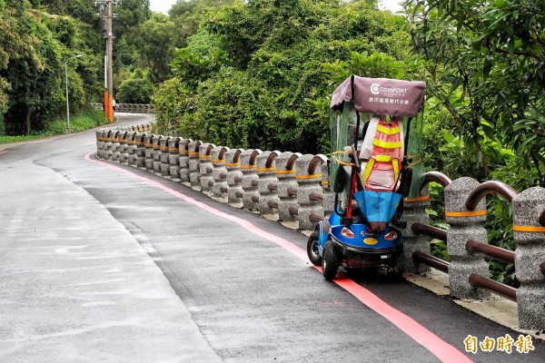 今天下午台北市內湖碧山路有人發現一台電動代步車停在路邊，後來發現橋邊有一名老翁上吊輕生。（記者鹿俊為攝）