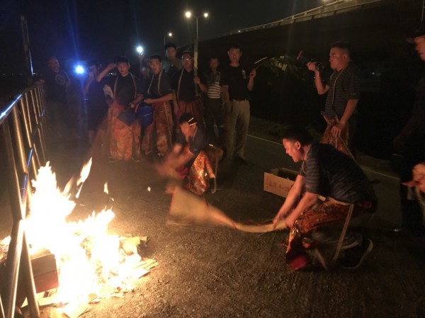 一般「送肉粽」儀式都在深夜舉行,圖為上月在鹿港進行的儀式,眾人將命案現場的物品押送到海邊火化。(資料照,楊昇樺提供)