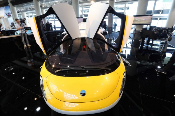 這輛車的定價約在120萬到150萬歐元間(約新台幣3900萬到4950萬),且車主必須同時擁有飛機以及汽車駕照。(法新社)