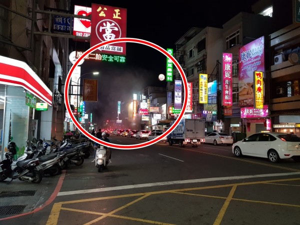豆乳雞店火警傳出的煙霧，讓網友們看到1張人臉。（圖擷取自新竹爆料公社）