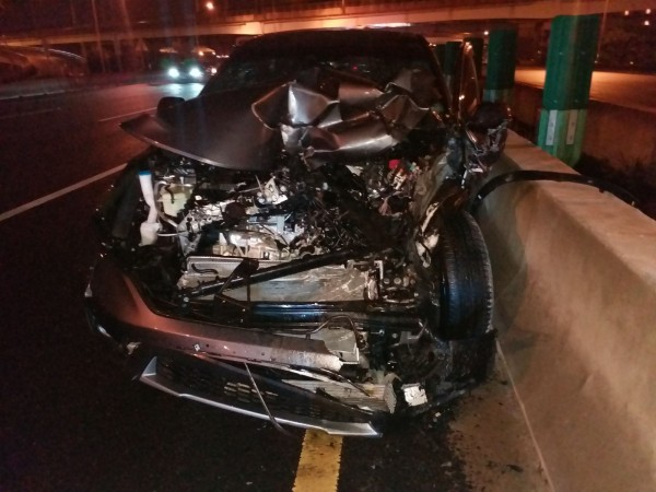 36歲徐姓男子駕駛的黑色休旅車車頭全毀。（記者魏瑾筠翻攝）