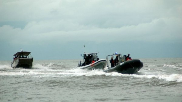 喀麥隆一艘軍艦週日(16日)在大西洋海岸沉沒,當局週一表示,至少有34人失蹤。圖為「快速干預部隊」執行任務。(圖取自「france 24」)