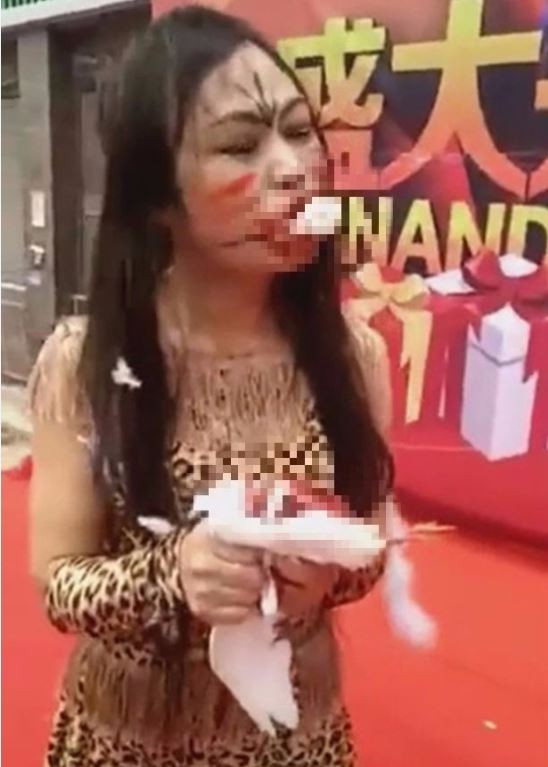 強國女繼生吃蛇後，又表演活吞鴿子還咬斷鴿子頭。（圖擷自《鏡報》）