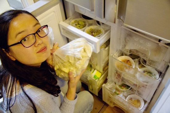 27歲駐藏的上尉軍官尹雲峰為妻子準備大量美食。(圖擷取自《人民網》)