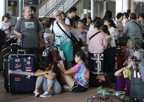 日本近日遭燕子颱風侵襲,受災的關西機場更被迫關閉,導致許多旅客受困其中。(法新社)