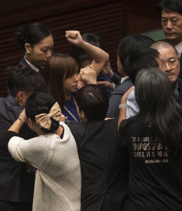 事後梁頌恆在臉書貼出助理受傷的照片,指多位議員助理也在過程中被打傷,且游蕙禎也被多次襲胸。(歐新社)