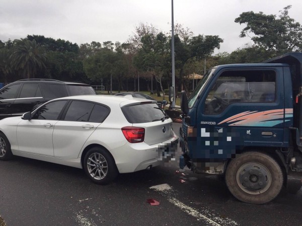 貨車未保持安全距離,大力撞上吳怡霈的「小白」。(記者陳恩惠翻攝)