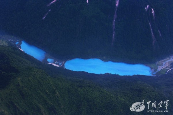 中國空軍發布九寨溝強震後山川照片。(圖擷取自中國空軍網)
